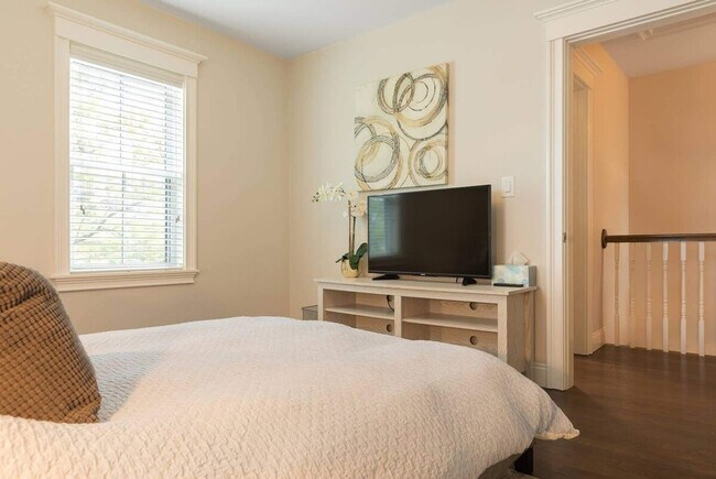 Building Photo - 810 Broadway-SI ID1511377P