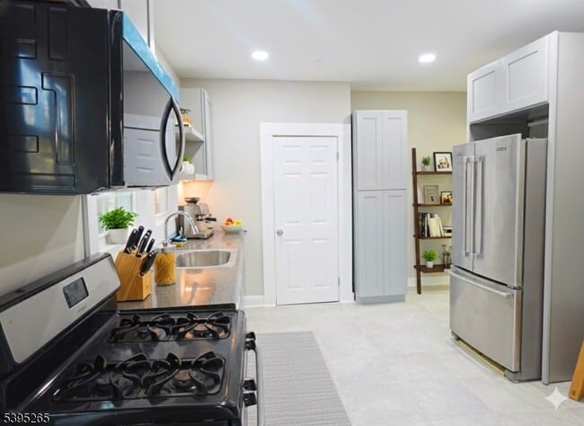 Building Photo - 32 Elmwood Ave