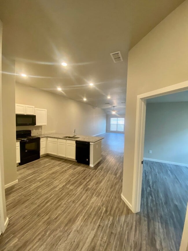 Building Photo - Introducing Your Dream Home: Spacious and Stunning 3 Bed, 2 Bath Haven Ready for You!
