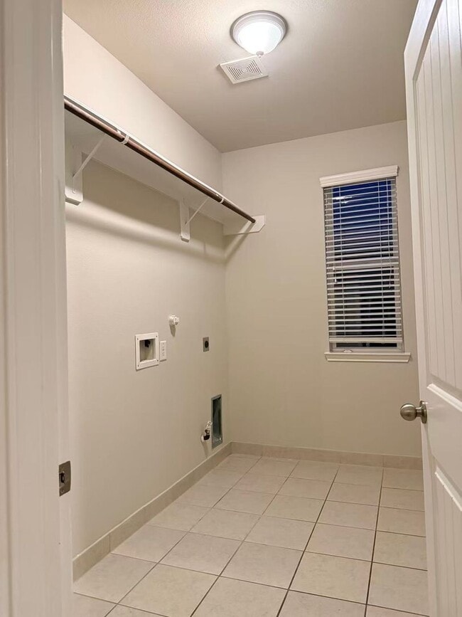 Building Photo - Private docking and lake view in Katy near major highway!