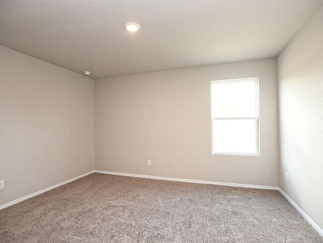 Building Photo - BEAUTIFUL 4BR/2BA - 1627 SF - WATERWHEEL!