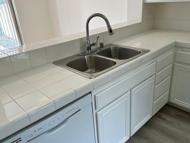Building Photo - Centrally Located Townhome w/ 2 Car Garage...