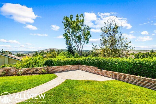 Building Photo - Rare 5 bed/3 bath home located in the high...