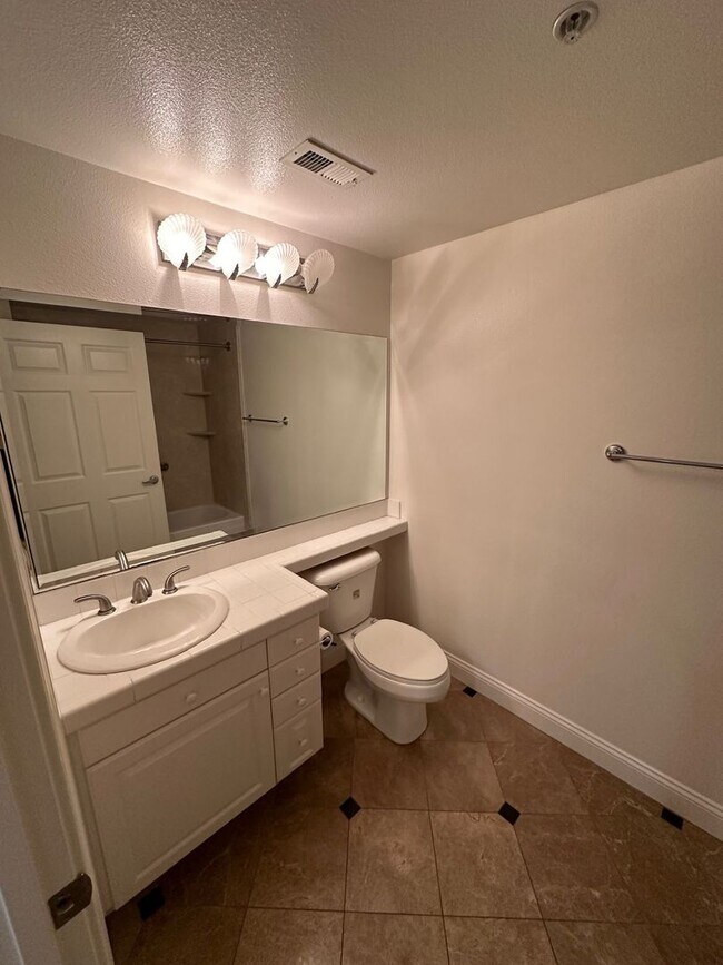 Building Photo - Beachfront Oasis - 3 bed 2 bath in Alamitos Beach with Parking