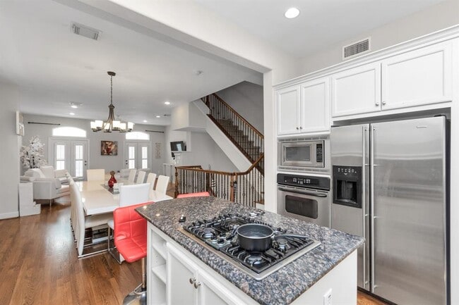 Building Photo - 592 Bomar St
