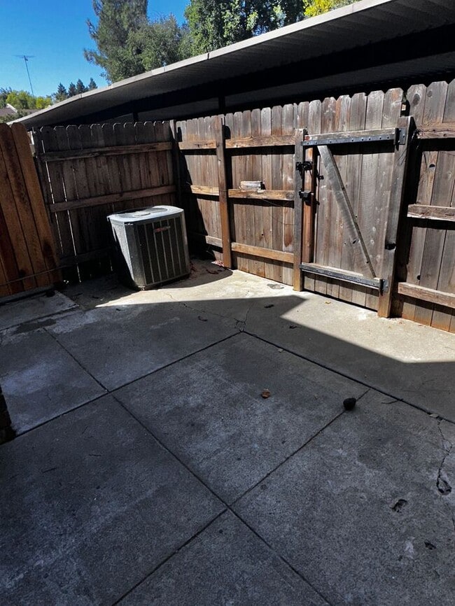 Building Photo - Charming 2-Bedroom Condo with Fireplace & ...