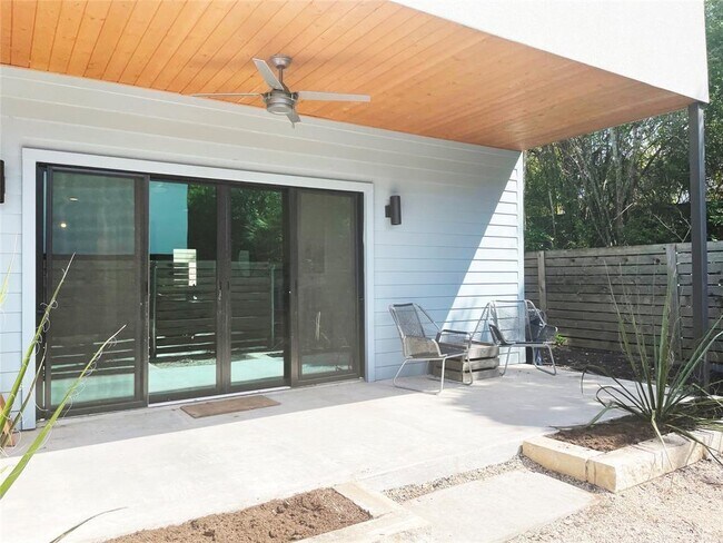 Building Photo - 2101 Montopolis Dr