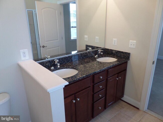 Building Photo - 15998 Greymill Manor Dr