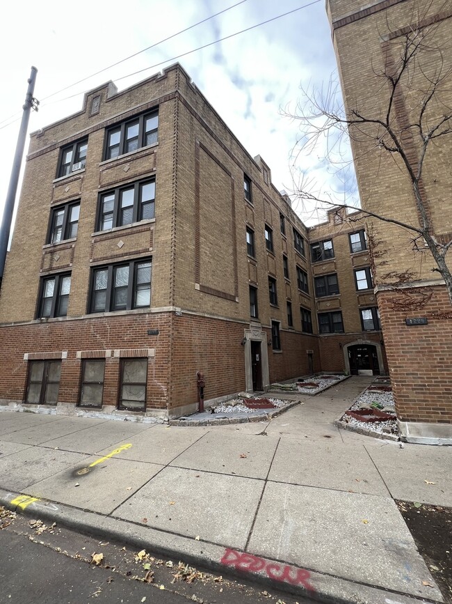 Primary Photo - 1417 W Hutchinson St