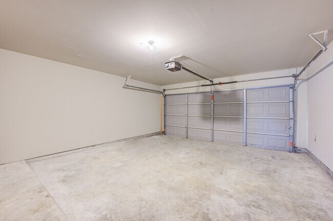 Building Photo - 4 Bed 3 Bath Home in Heritage Park!