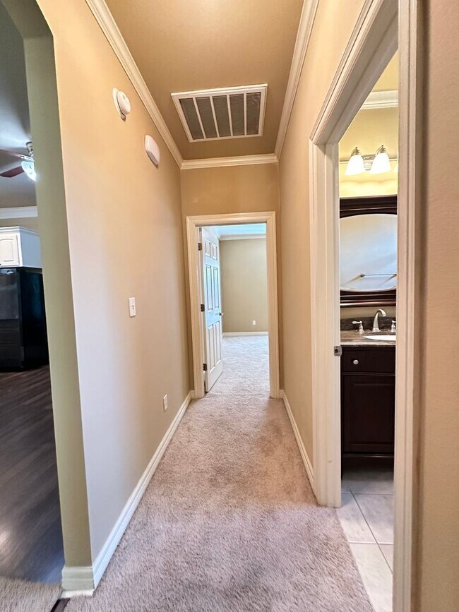Building Photo - Heart of Benton on just under an acre of lot!