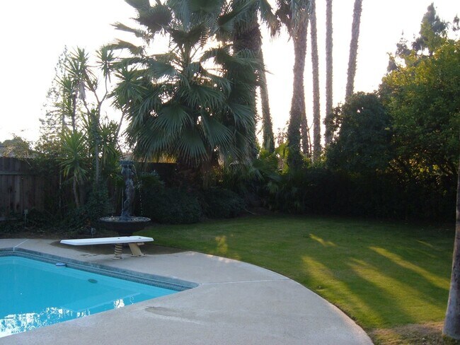 Building Photo - Beautiful 4 Bedroom House in NW Bakersfiel...