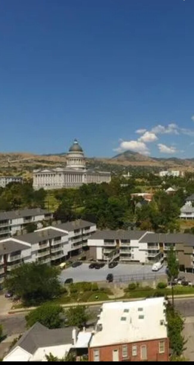 Building Photo - 245 N Vine St