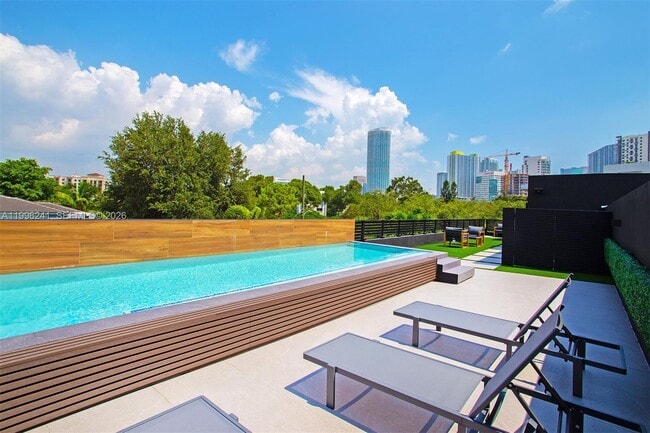 Building Photo - 420 SW 15th Rd