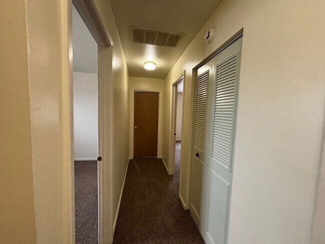 Building Photo - 3 Bedroom Townhome