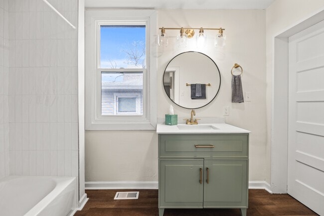 Building Photo - 941 E Raymond St