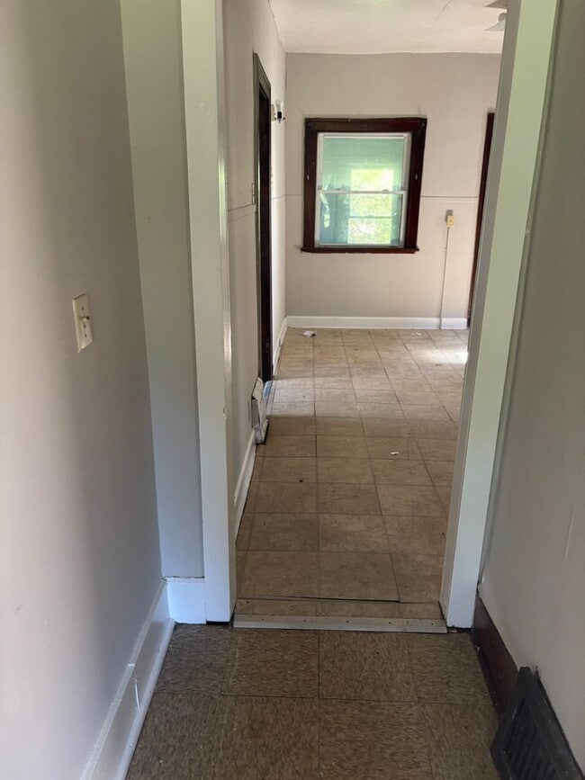 Building Photo - Section 8 Accepted! 5 BR 2 BA