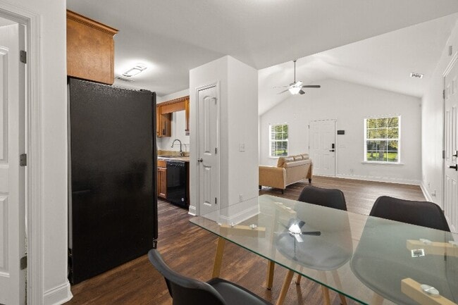 Building Photo - 16 Ristona Dr