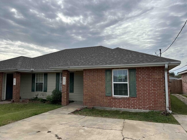 Building Photo - 1743 N Tallowood Dr