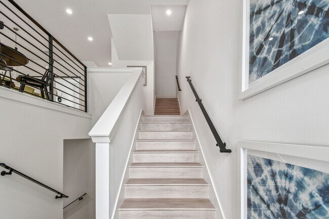 Building Photo - A charming coastal townhouse, just minutes from downtown St. Pete!