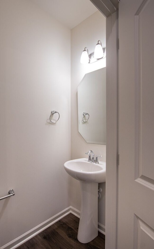 Building Photo - BEAUTIFUL 2 Bedroom Townhome in MIDLAND AVAILABLE JUNE 2026