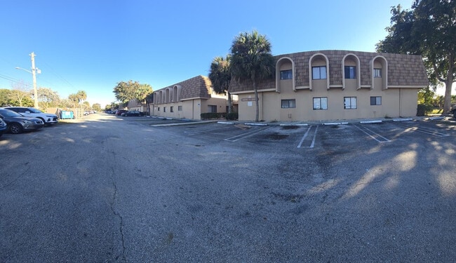 Building Photo - 10930 Royal Palm Blvd
