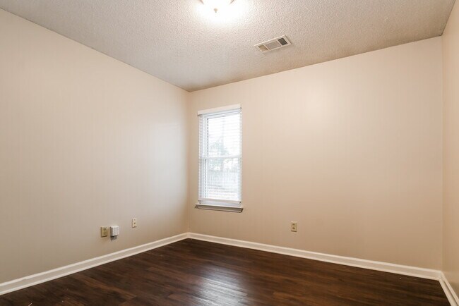 Building Photo - 105 Norma Carol Cove