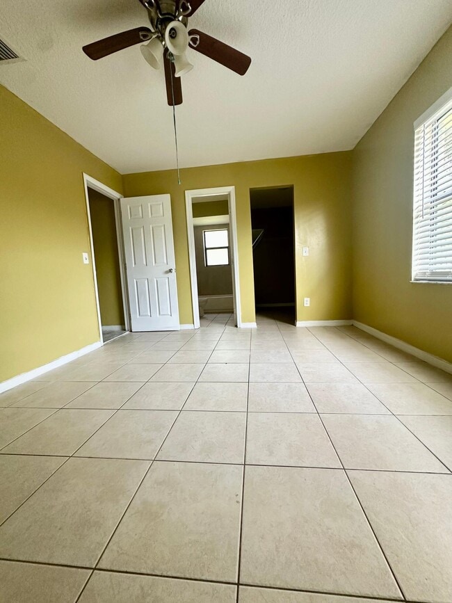 Building Photo - 452 Glenwood Dr