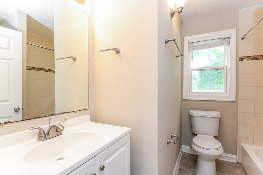 Building Photo - 511 Derrydowne Dr