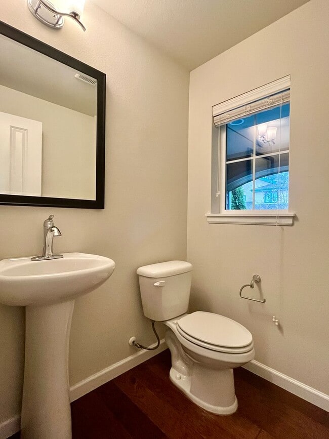 Building Photo - Spacious 5-Bedroom Home for Rent in Kenmore