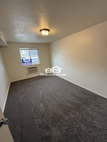 Building Photo - 5660 Meadow Ln