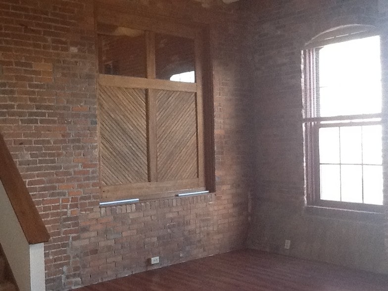Main Room - loft ceiling - 544 S Front St