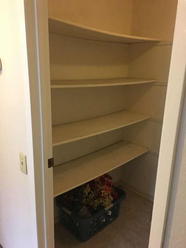 Building Photo - Newly remodeled - 2 Bed, 1 Bath apartment in downtown Port Angeles