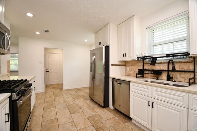 Building Photo - 5951 Beaudry Dr