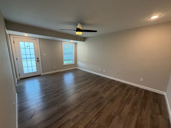 Building Photo - Beautiful 4/3 Ready May 1st!