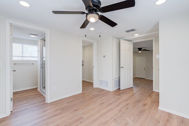 Building Photo - Charming & Private Fully Remodeled Studio Backhouse!