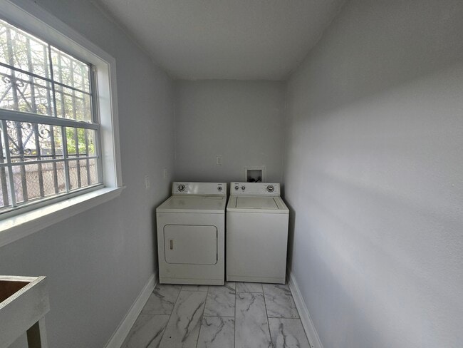 Building Photo - 4114 N Robertson St