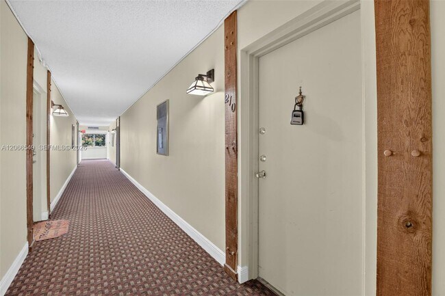 Building Photo - 220 Lakeview Dr