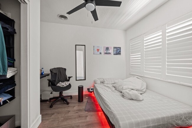 Building Photo - Private pool with canyon views!