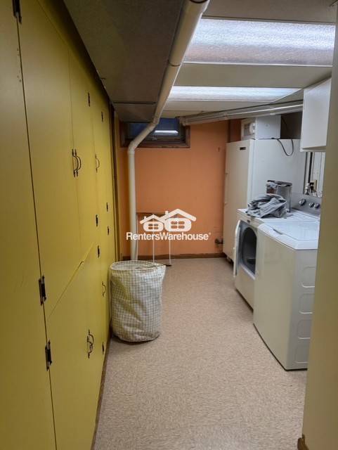 Building Photo - 984 Shryer Ave W
