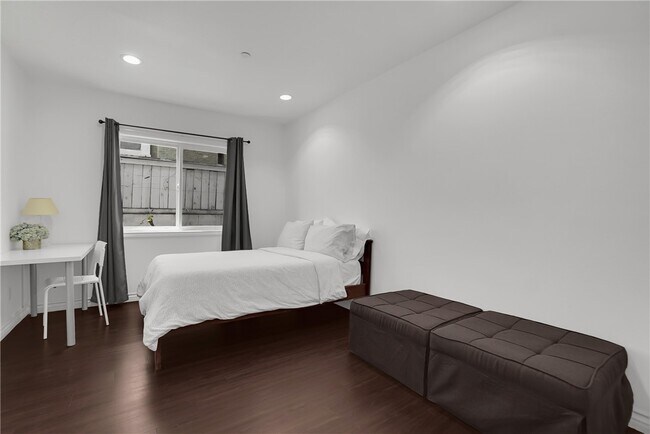 Building Photo - 2718 W Grand Ave