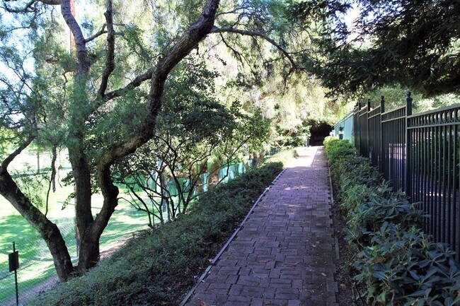 Building Photo - Beautiful & Spacious Condo in Desirable Sunnyvale Location!