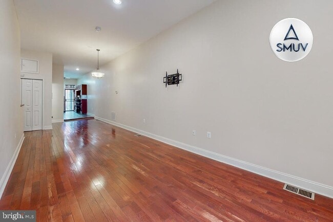 Building Photo - 2225 Brookfield Ave