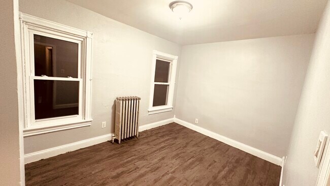Building Photo - 832 Elliger St