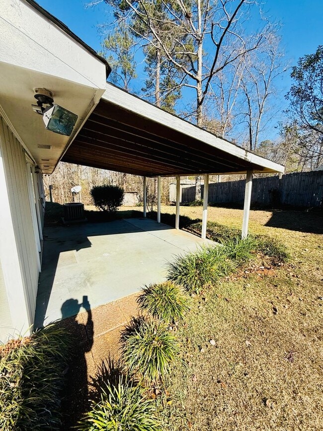 Building Photo - Whimsical in Lake Wildwood