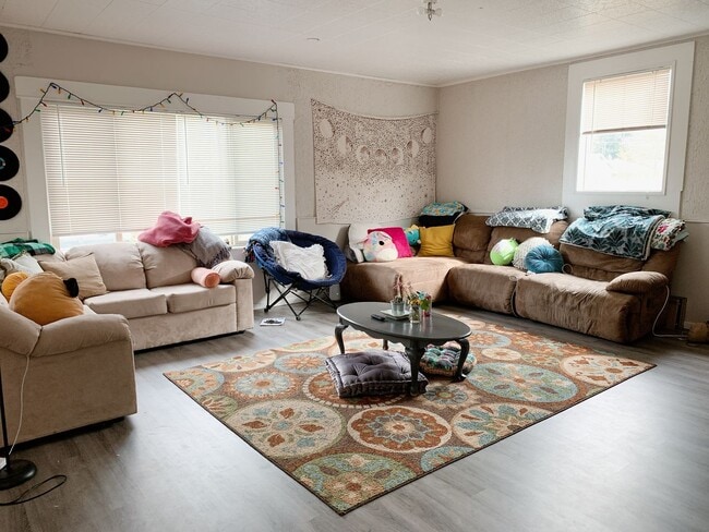 Building Photo - PRELEASING:  A 7+ bedroom/ 2 bath home in York Neighborhood!