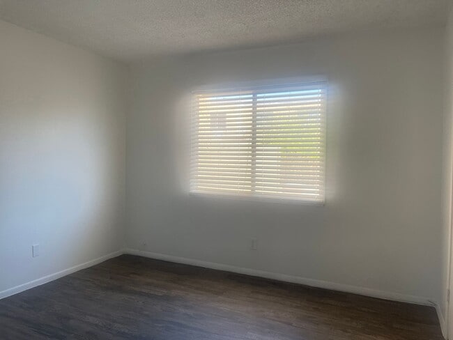 Building Photo - 48th St and Broadway,Single story 2 bed, 1...