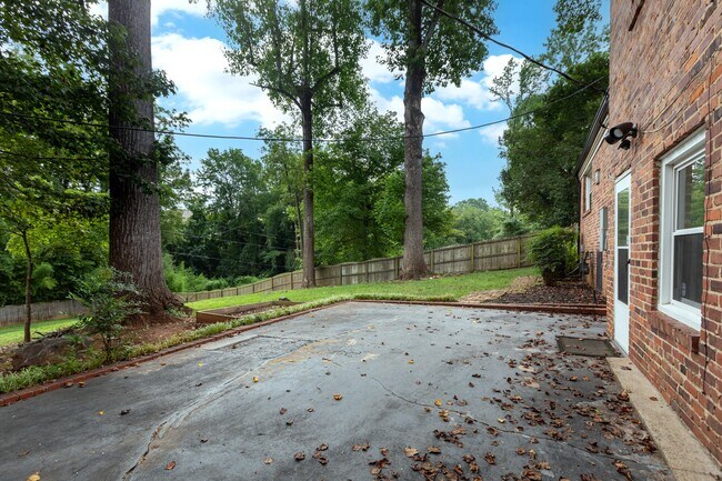 Building Photo - 5839 Wedgewood Dr