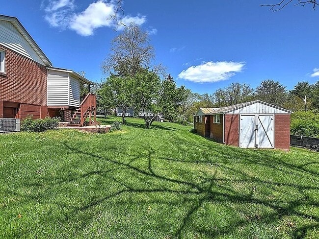 Building Photo - 1601 Cherokee Rd