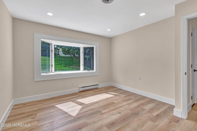 Building Photo - 9 Buckingham Dr N